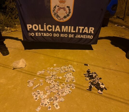 PM apreende 161 pedras de crack e 30 pinos de cocaína em Itaperuna
