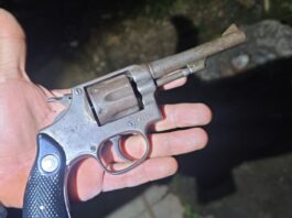 PM apreende revólver com dois adolescentes durante patrulhamento no bairro Surubi, em Itaperuna