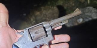 PM apreende revólver com dois adolescentes durante patrulhamento no bairro Surubi, em Itaperuna