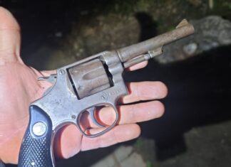 PM apreende revólver com dois adolescentes durante patrulhamento no bairro Surubi, em Itaperuna