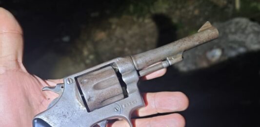 PM apreende revólver com dois adolescentes durante patrulhamento no bairro Surubi, em Itaperuna