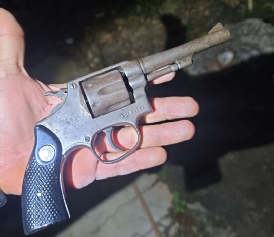 PM apreende revólver com dois adolescentes durante patrulhamento no bairro Surubi, em Itaperuna