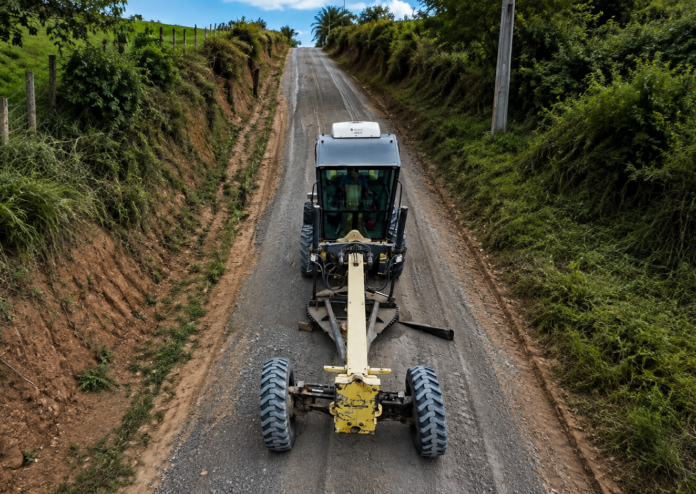 Agricultura trabalha em estradas de Itaperuna