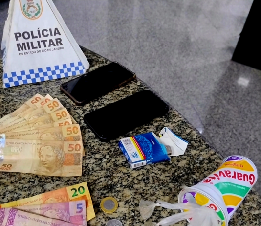 Patrulhamento tático no Bairro Surubi resulta em apreensão de drogas e dois detidos em Itaperuna