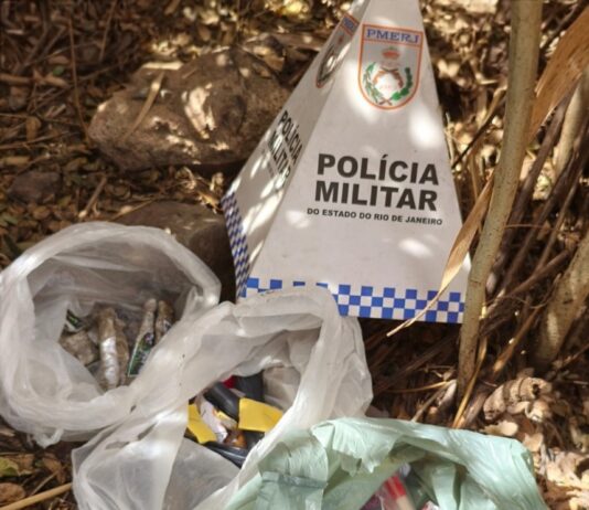 Operação do 29º BPM apreende drogas no Morro do Castelo após denúncia em Itaperuna