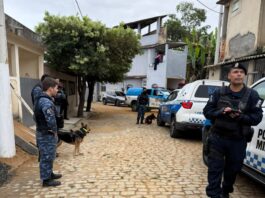 Operação conjunta prende líderes de grupo criminoso e apreende armas e moto em Bom Jesus do Itabapoana