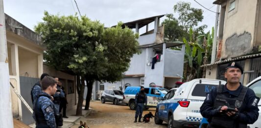 Operação conjunta prende líderes de grupo criminoso e apreende armas e moto em Bom Jesus do Itabapoana