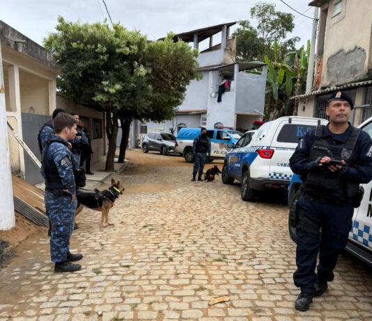 Operação conjunta prende líderes de grupo criminoso e apreende armas e moto em Bom Jesus do Itabapoana