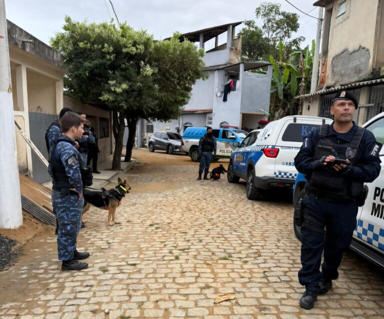 Operação conjunta prende líderes de grupo criminoso e apreende armas e moto em Bom Jesus do Itabapoana