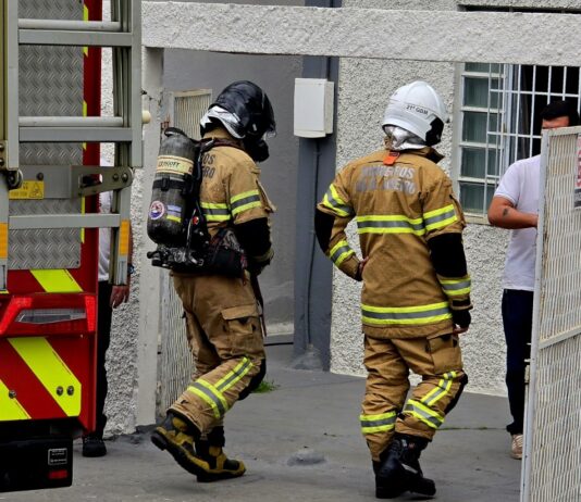 Incêndio atinge cômodo de residência no Bairro Cehab, em Itaperuna