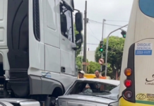Carro é prensado entre carreta e ônibus no Centro de Itaperuna; ninguém se feriu