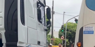 Carro é prensado entre carreta e ônibus no Centro de Itaperuna; ninguém se feriu