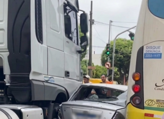Carro é prensado entre carreta e ônibus no Centro de Itaperuna; ninguém se feriu