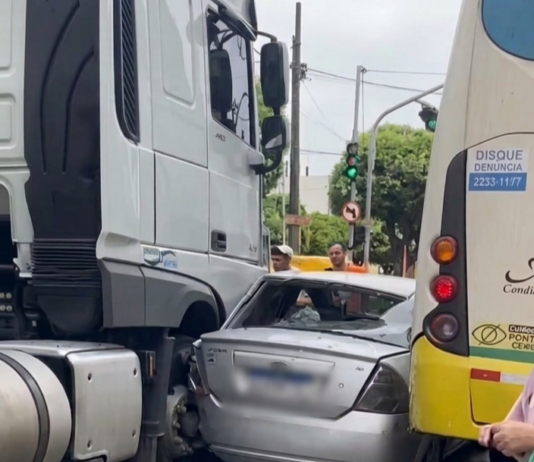 Carro é prensado entre carreta e ônibus no Centro de Itaperuna; ninguém se feriu