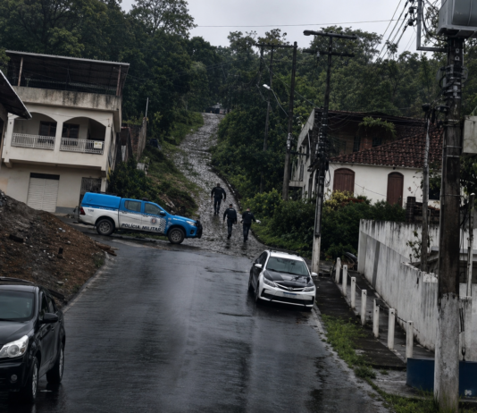 Duplo homicídio a pedradas choca moradores no Morro do Cemitério, em Itaperuna